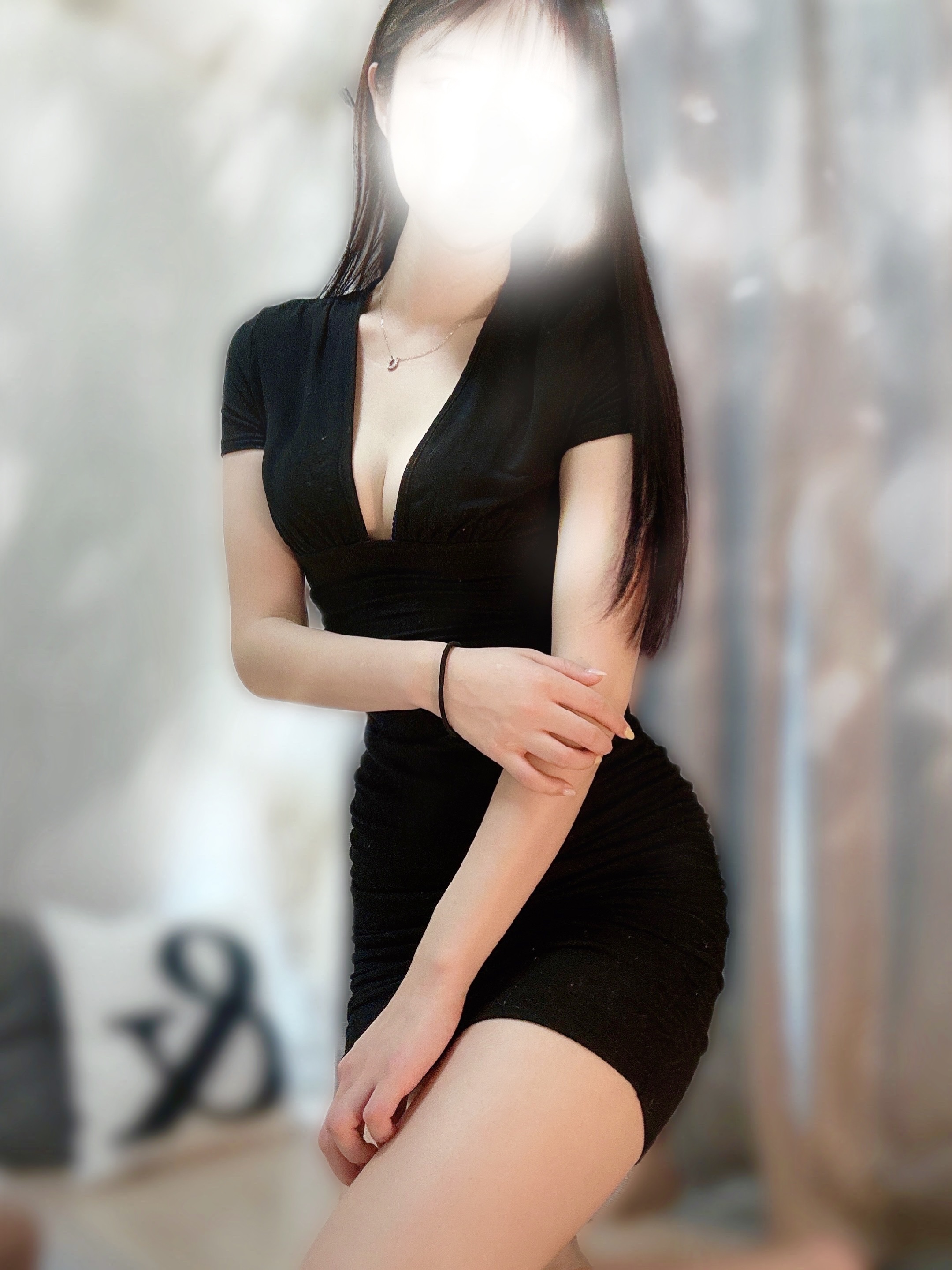 さな 大阪日本橋のメンズエステならぶるーべりースパ。キレイな女性と非日常の癒しの空間でリラックスタイムを